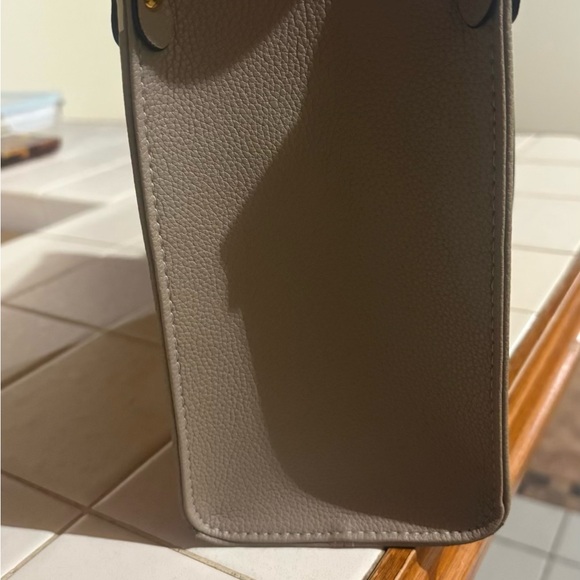 Louis Vuitton Tan and White Satchel with Oversized Monogram - Picture 16 of 17